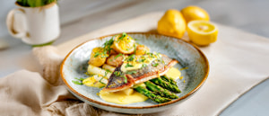 Doradenfilet auf Spargel mit Zitronenhollandaise